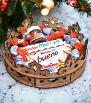 Corona de madera con chocolates Kinder.
