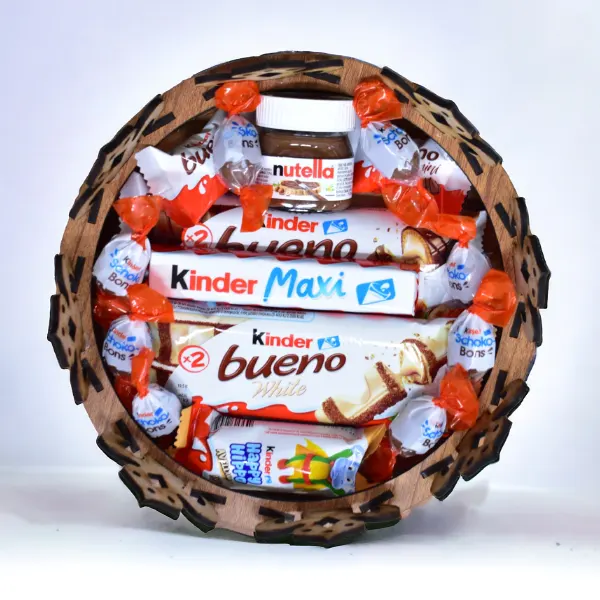 Corona de madera con chocolates Kinder.