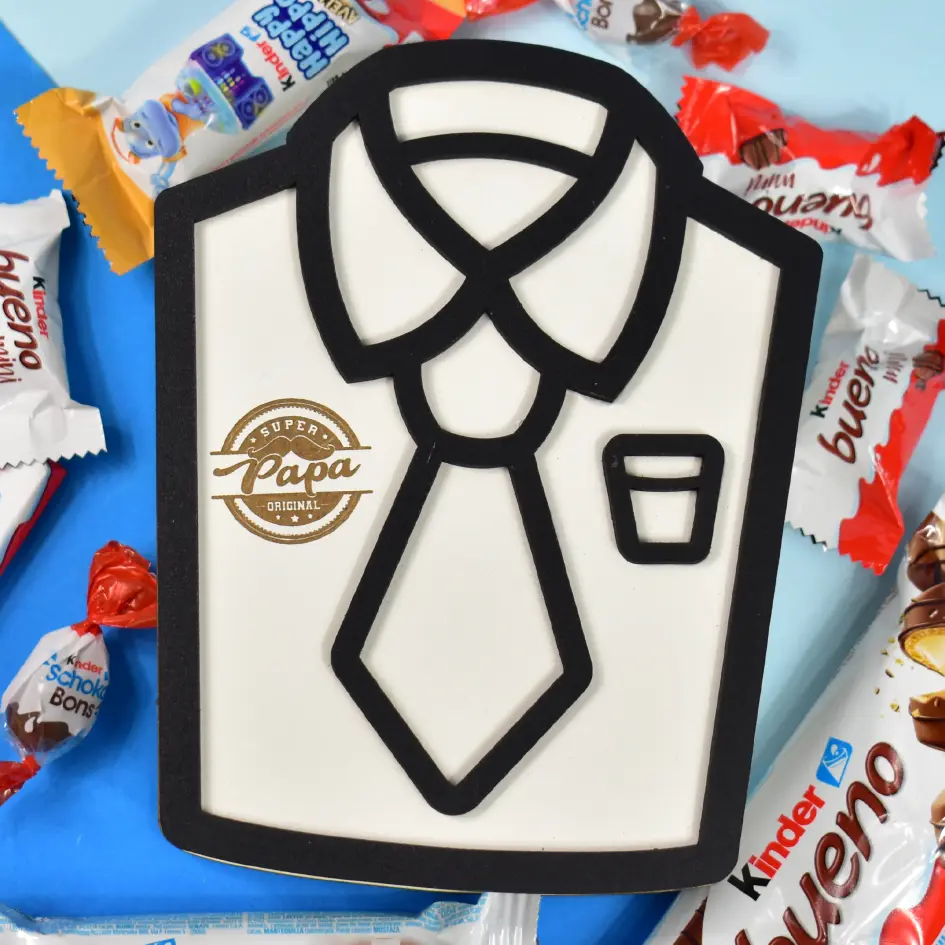 Caja de madera en forma de camisa.