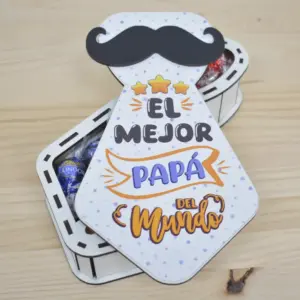Caja de madera en forma de corbata con bigote.