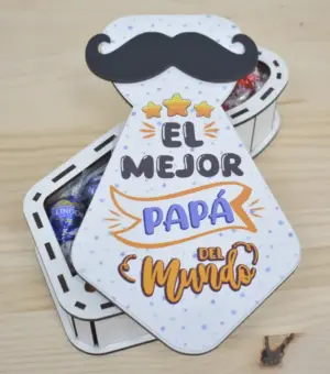 Caja de madera en forma de corbata con bigote.
