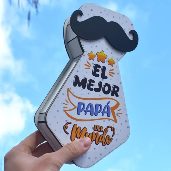 Caja de madera en forma de corbata con bigote.