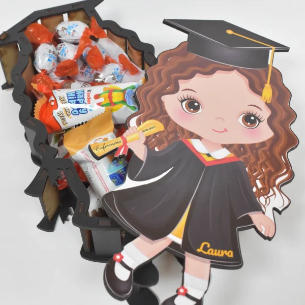 Muñeca 3d graduada con chocolates.