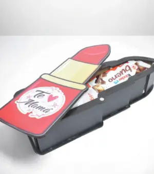 Pintalabios de madera relleno de kinder.