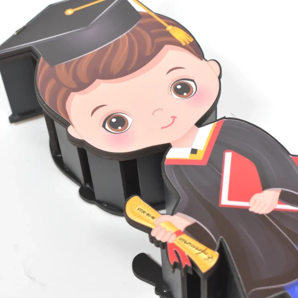 Caja de madera 3D en forma de niño graduado. Relleno de chocolate kinder.