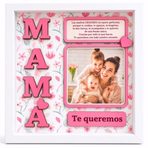 Marco de madera personalizado para mamá con fotografía familiar, letras rosas en relieve, dedicatoria personalizada y mensaje «Te queremos».