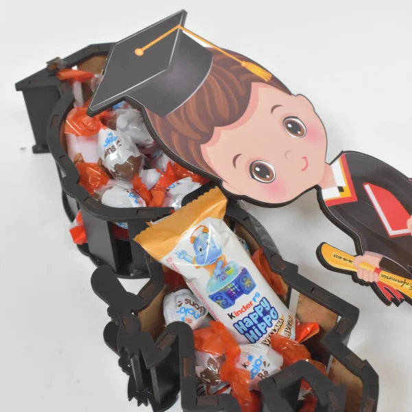 Caja de madera 3D en forma de niño graduado. Relleno de chocolate kinder.