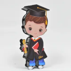 Caja de madera 3D en forma de niño graduado. Relleno de chocolate kinder.