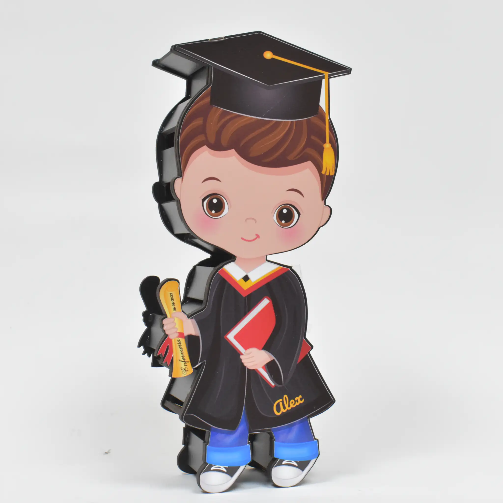 Caja de madera 3D en forma de niño graduado. Relleno de chocolate kinder.