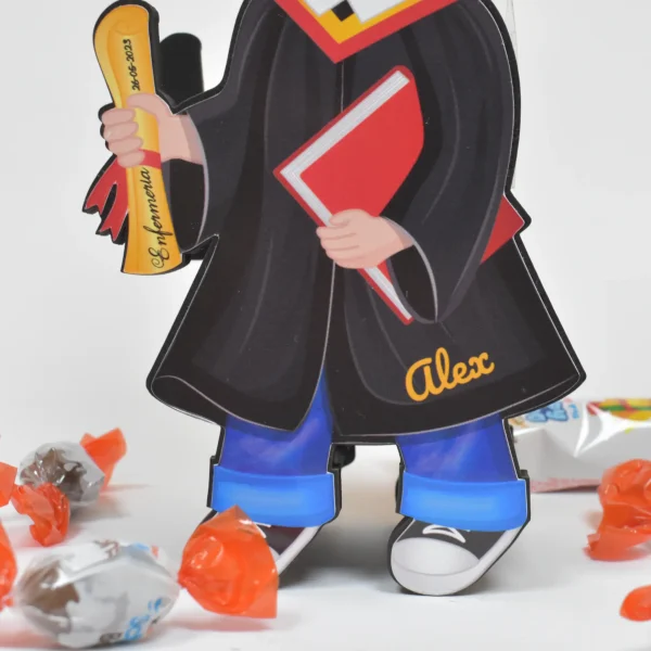 Caja de madera 3D en forma de niño graduado. Relleno de chocolate kinder.