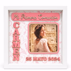 Marco de comunión personalizado para niña con fotografía, nombre Carmen y fecha 25 mayo 2024 en letras de madera rosa en relieve.