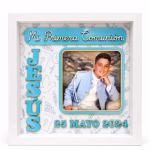 Marco de comunión personalizado para niño con fotografía, nombre Jesús y fecha 25 mayo 2024 en letras de madera pintadas en relieve.