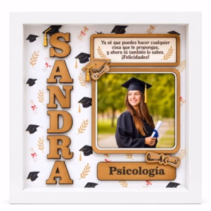 Marco personalizado para graduados con fotografía, nombre Sandra en letras de madera en relieve, dedicatoria y título de Psicología.