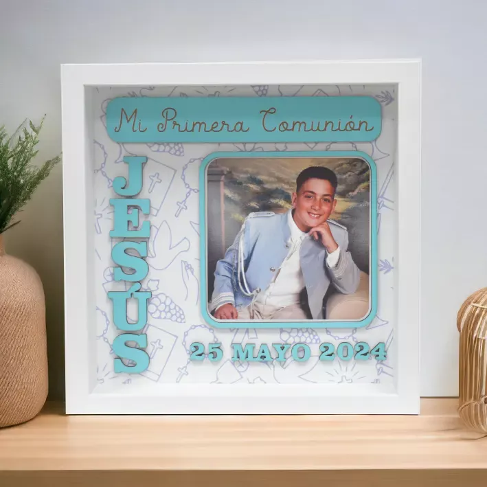 Marco de foto profundo para la primera comunión.