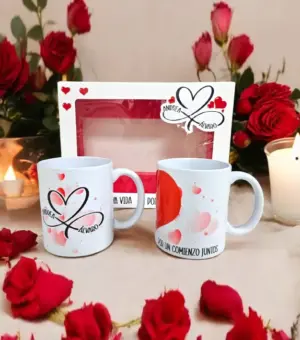 Set de tazas para parejas con estuche personalizado y corazones.
