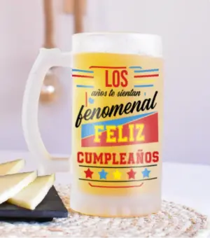 arra de cerveza para cumpleaños con el mensaje 'Los años te sientan fenomenal. Feliz Cumpleaños'. Capacidad de 500 ml, cristal translúcido.