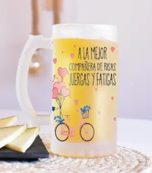 Jarra de cerveza con capacidad de 500 ml y el mensaje 'La mejor compañera de risas, juergas y fatigas', ideal para regalo de amigas.