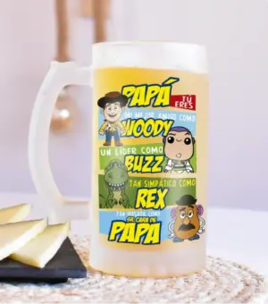 Jarra de cerveza personalizada para el Día del Padre con diseño inspirado en Toy Story. Incluye el texto "Papá eres mi mejor amigo, como Woody un líder, como Buzz tan simpático como Rex, tan versátil como Mr. Patata". Ideal para fans de Toy Story.