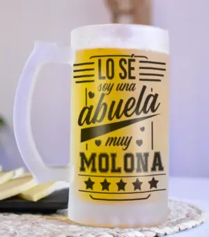 Jarra de cerveza con el texto "Lo sé, soy una abuela muy molona", ideal para regalar a una abuela amante de la cerveza.