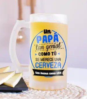 Jarra de cerveza con grabado "Un papá tan genial como tú se merece una cerveza como esta", ideal para el Día del Padre.