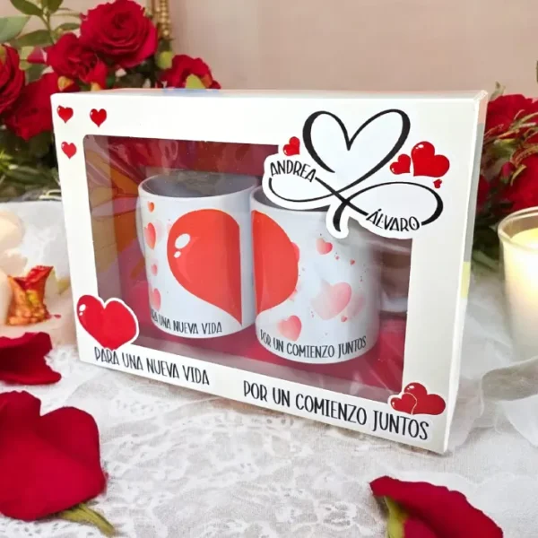 : Estuche con dos tazas para parejas con diseño de corazones y frases inspiradoras.