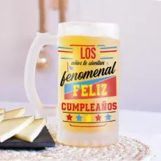 arra de cerveza para cumpleaños con el mensaje 'Los años te sientan fenomenal. Feliz Cumpleaños'. Capacidad de 500 ml, cristal translúcido.