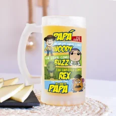 Jarra de cerveza personalizada para el Día del Padre con diseño inspirado en Toy Story. Incluye el texto "Papá eres mi mejor amigo, como Woody un líder, como Buzz tan simpático como Rex, tan versátil como Mr. Patata". Ideal para fans de Toy Story.