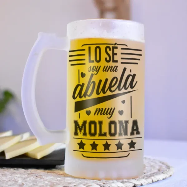 Jarra de cerveza con el texto "Lo sé, soy una abuela muy molona", ideal para regalar a una abuela amante de la cerveza.