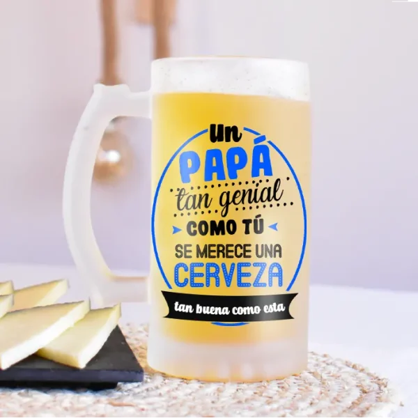 Jarra de cerveza con grabado "Un papá tan genial como tú se merece una cerveza como esta", ideal para el Día del Padre.