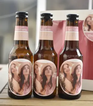 3 Botellines de cerveza fuera del estuche personalizado. Es un regalo especial para amigas. Las cervezas y el estuche van personalizados con fotos.
