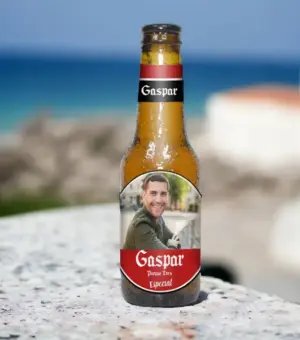 Botellín Personalizado con Foto y Nombre "Gaspar" y foto, en una ubicación al aire libre junto al mar.