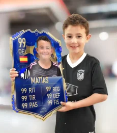 Niño sosteniendo su Carta del FIFA personalizada con foto y atributos perfectos.