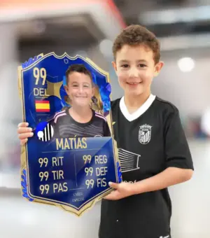 Niño sosteniendo su Carta del FIFA personalizada con foto y atributos perfectos.