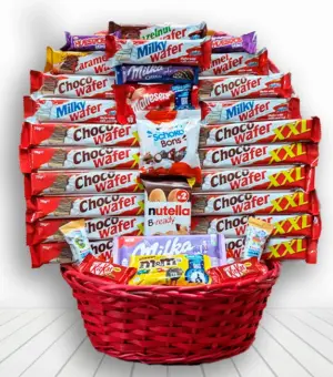 Cesta con chocolates cerrada con lazo rojo.