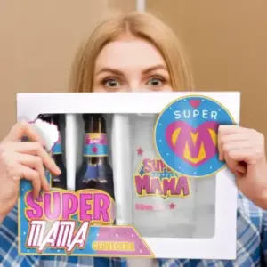 Mujer sosteniendo un estuche de regalo con dos botellines de cerveza y una jarra personalizada con el logo Super Mamá.