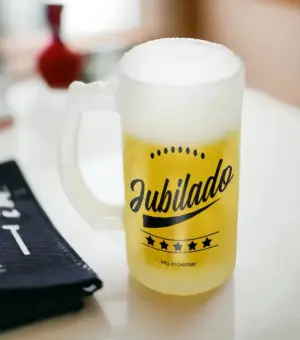 Jarra llena de cerveza de cristal 500ml con la frase "Jubilado No Molestar"
