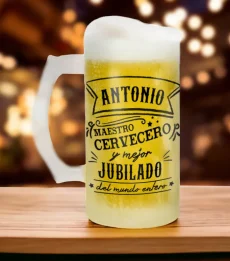 Jarra de cerveza llena. Con texto Antonio maestro cervecero y mejor jubilado del mundo entero.
