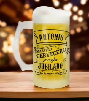Jarra de cerveza llena. Con texto Antonio maestro cervecero y mejor jubilado del mundo entero.