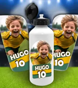 Pack de fútbol personalizado para niños que incluye bidón de aluminio con tapón sport y espinilleras personalizadas.