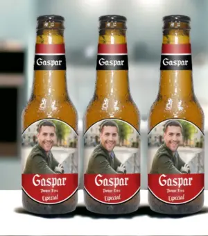 Pack de tres botellines de cerveza personalizados con foto y nombre "Gaspar" en estuche de regalo.