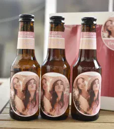 3 Botellines de cerveza fuera del estuche personalizado. Es un regalo especial para amigas. Las cervezas y el estuche van personalizados con fotos.
