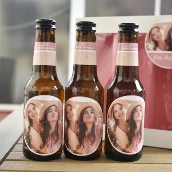 3 Botellines de cerveza fuera del estuche personalizado. Es un regalo especial para amigas. Las cervezas y el estuche van personalizados con fotos.