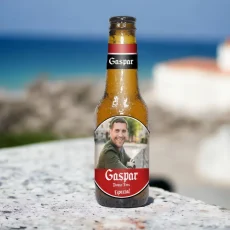 Botellín Personalizado con Foto y Nombre "Gaspar" y foto, en una ubicación al aire libre junto al mar.