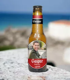 Botellín Personalizado con Foto y Nombre "Gaspar" y foto, en una ubicación al aire libre junto al mar.