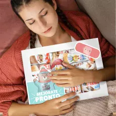 Mujer acostada, sujetando una caja con chocolates con mensaje "recupérate pronto"