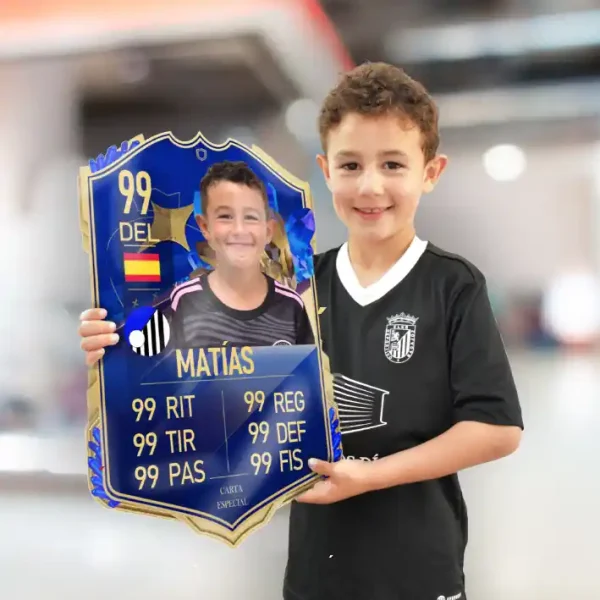 Niño sosteniendo su Carta del FIFA personalizada con foto y atributos perfectos.