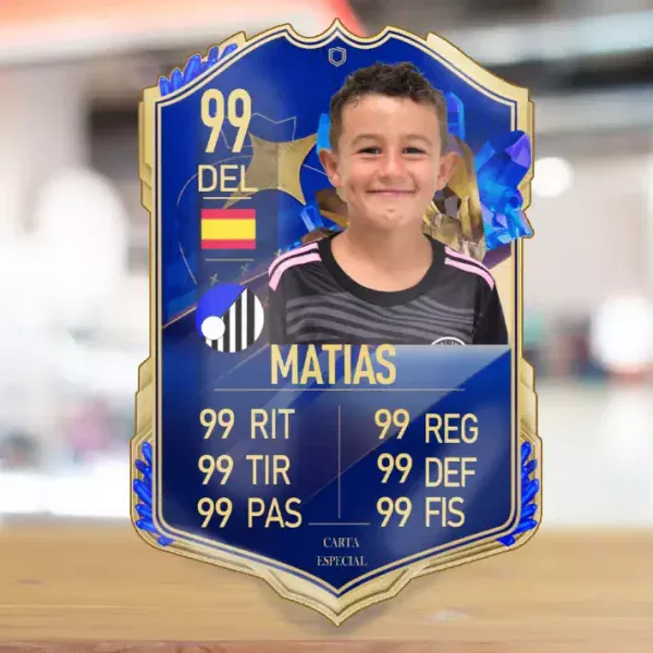 Niño posando con una gran Carta del FIFA personalizada con foto y atributos de 99 puntos.