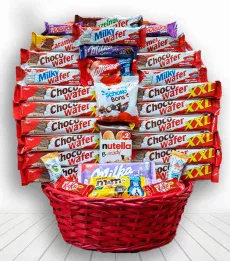Cesta con chocolates cerrada con lazo rojo.