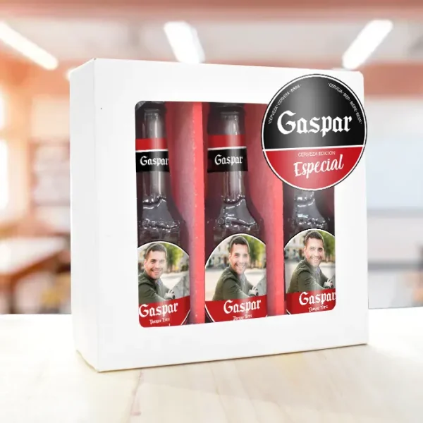 Estuche de regalo con 3 botellines de cerveza personalizados con foto y nombre, edición especial.