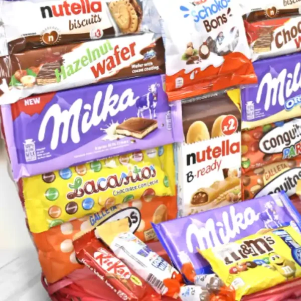 Cesta de chocolates Kinder, Milka y Nutella sin lazo, con variedad de productos para regalar.